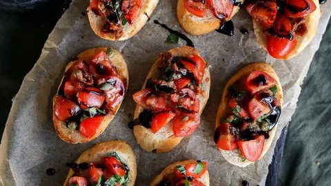 Bruschetta de doble tomate con reducción de balsámico