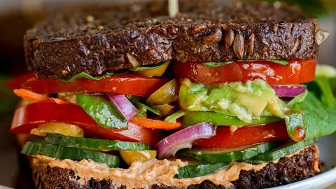 Sándwich vegetal completo de aguacate y hummus