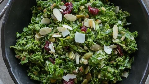 Ensalada de col rizada umami