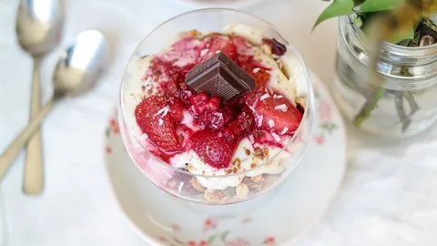 Parfait de yogur con frutos rojos y granola