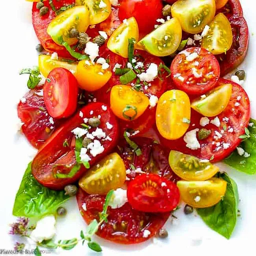 Ensalada de Tomates Antiguos con Albahaca, Alcaparras y Feta