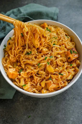 Fideos fáciles dulces, picantes y con salsa