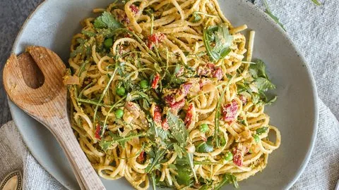 Pasta rápida con pesto de guisantes y albahaca