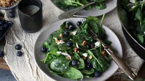 Ensalada de espinacas, arándanos y feta
