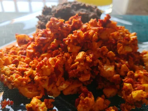 Huevo con chorizo. Receta vegana