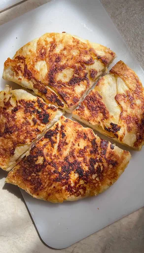 Pan plano de ajo asado, miso y queso (sin horno, vegano)