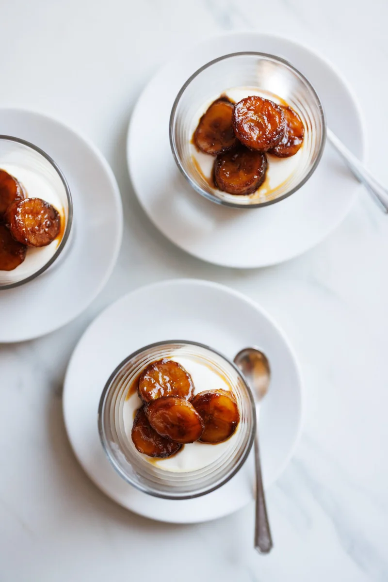 Budino al butterscotch con banane al caramello al caffè