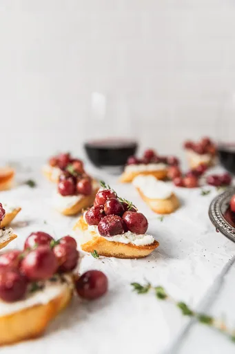 30+ Vegetarian Appetizers: Roasted Grape Crostini