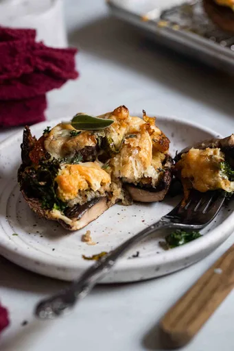 Setas portobello rellenas de hierbas vegetarianas