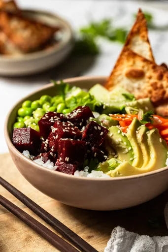 Bol de poke vegetariano con remolacha marinada en sésamo y jengibre