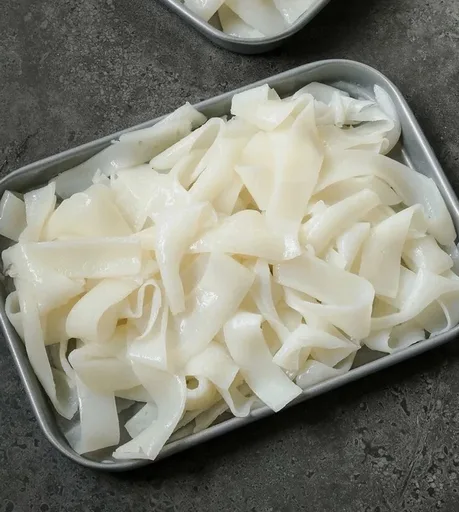 Fideos planos de arroz frescos caseros