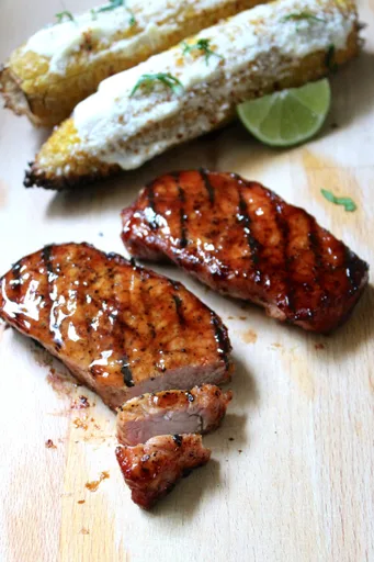 Chuletas de cerdo sin hueso a la parrilla con salsa barbacoa casera