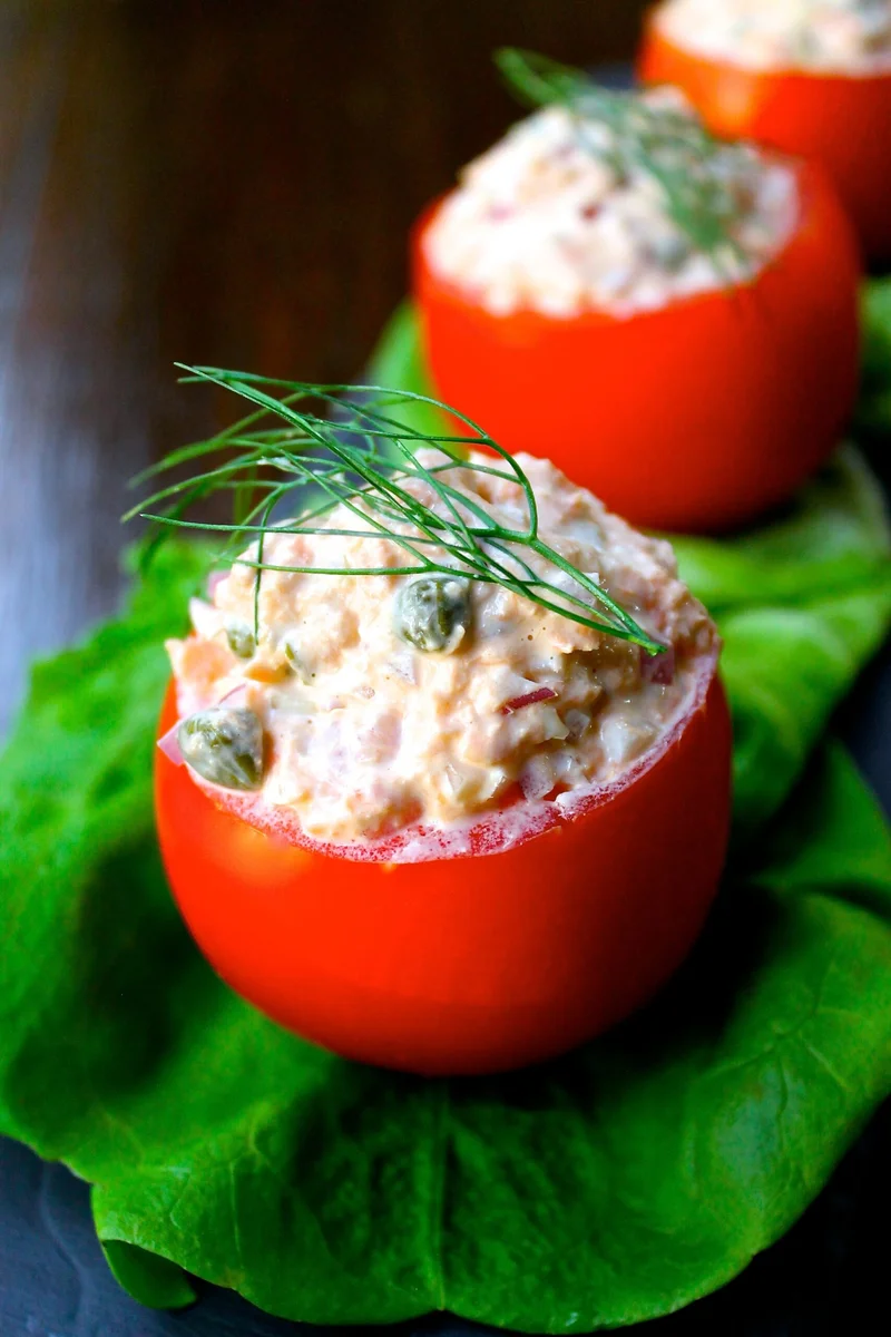 Pomodori ripieni con insalata di salmone dell’Alaska