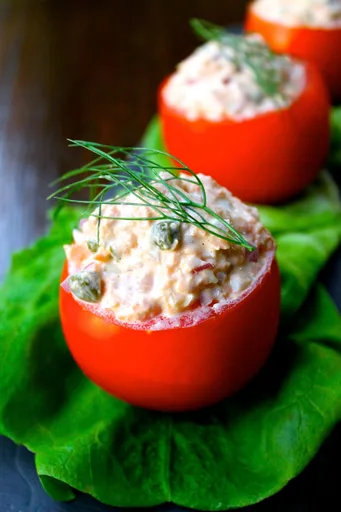 Tomates rellenos de ensalada de salmón de Alaska