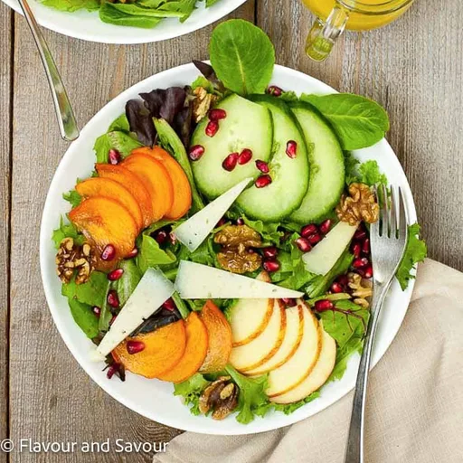 Ensalada de caqui y granada con nueces al arce