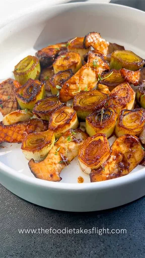 Puerros y champiñones marcados con mantequilla de miso y limón