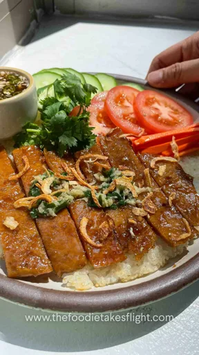 Arroz crujiente con seitán y limoncillo al estilo vietnamita