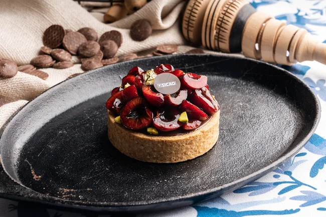 Tarta de chocolate amargo con cerezas y pistache: receta de postre fácil