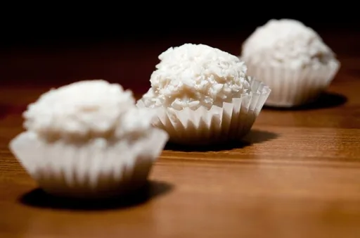 Trufas de chocolate blanco y limón. Receta fácil de postre para año nuevo