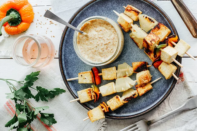 Brochetas de tofu con piña y pimiento. Receta vegetariana