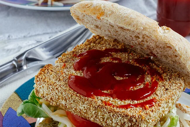 Hamburguesa de tofu empanizado. Receta vegana fácil