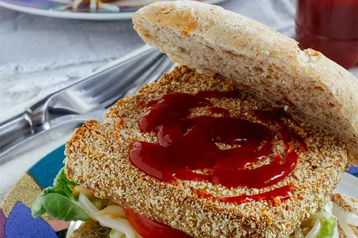 Hamburguesa de tofu empanizado. Receta vegana fácil