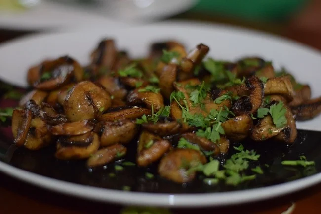 Salteado oriental de setas con cilantro. Receta vegana fácil para cualquier ocasión