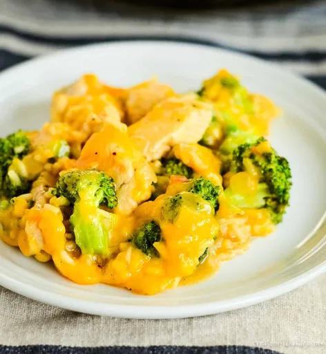Sartén de pollo, brócoli, arroz y queso