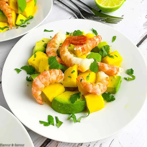 Ensalada de langostinos, mango y aguacate