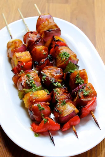 Brochetas de cerdo a la parrilla y piña con chimichurri