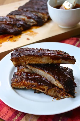 Costillas de cerdo a la barbacoa con ron y mostaza