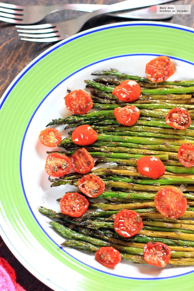 Espárragos asados con jitomates cherry al balsámico. Receta