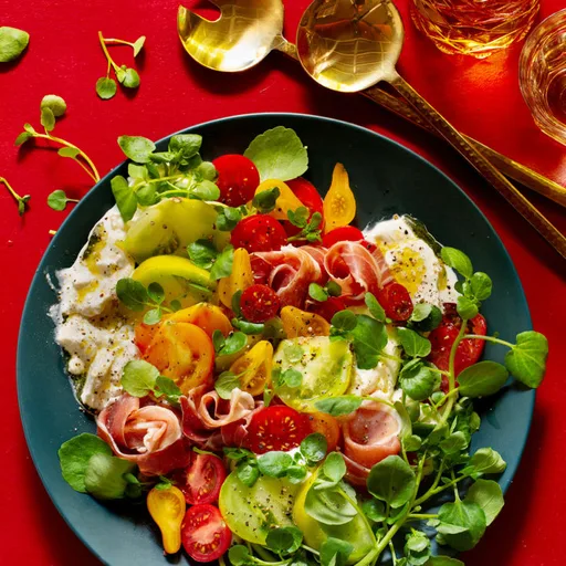 Ensalada de tomate y burrata con jamón serrano