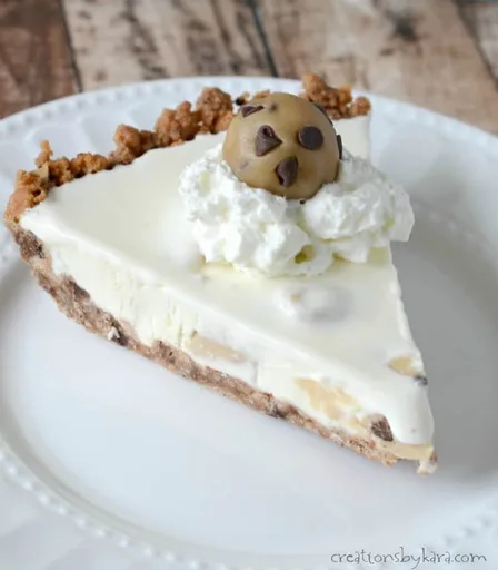 Tarta helada de masa de galleta con pepitas de chocolate