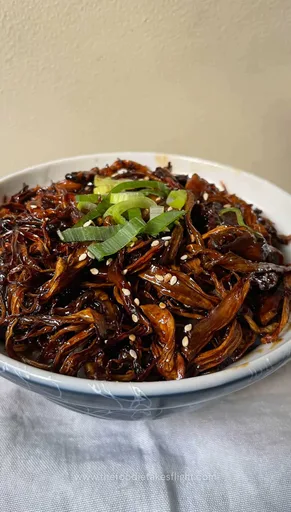 Bol de arroz con setas ostra rey desmenuzadas