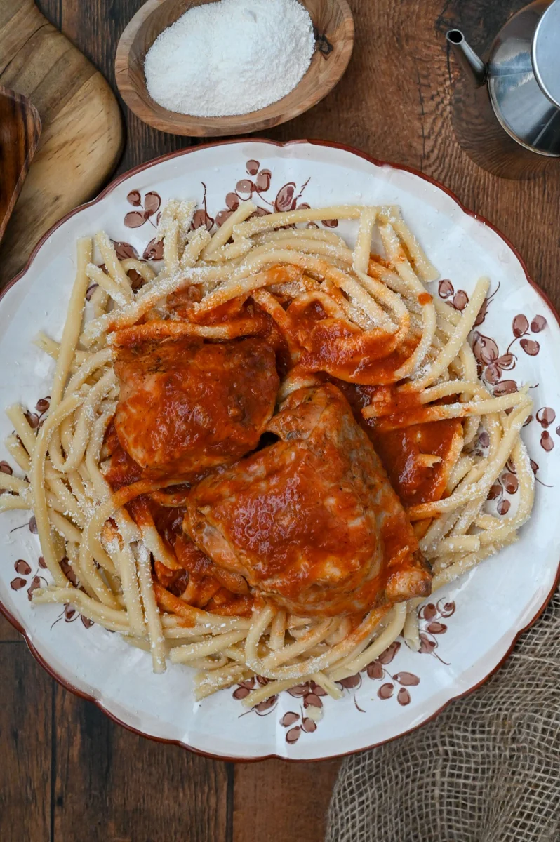 Rooster with pasta and tomato sauce (Kokora kokkinisto me makaronia)