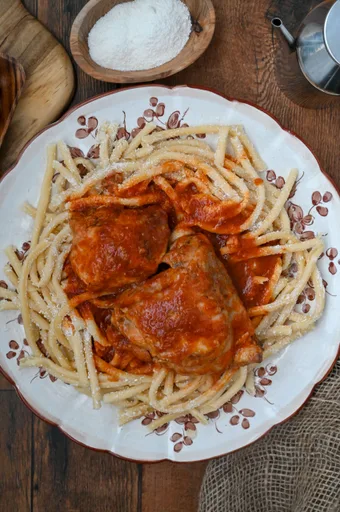 Gallo con pasta y salsa de tomate (Kokora kokkinisto me makaronia)