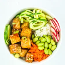 Boles de poke de tofu para preparar con antelación