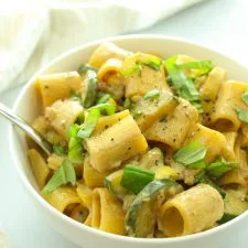 Rigatoni veganos con maíz dulce y calabacín