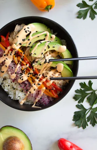 Bol de Poke de Atún con Mayonesa de Sriracha