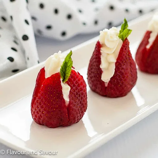 Fresas rellenas de queso de cabra dulce con menta