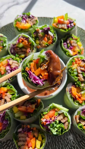 Rollitos de primavera de tempeh con salsa de cacahuete y hoisin
