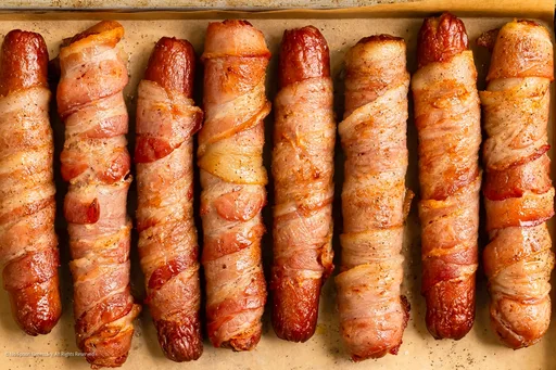 Perritos calientes envueltos en tocino
