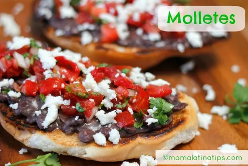 Molletes de frijol negro