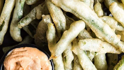 Tempura de judías verdes con mayonesa al curry