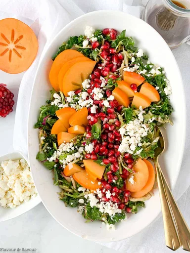 Ensalada de invierno de col rizada y caqui con granada