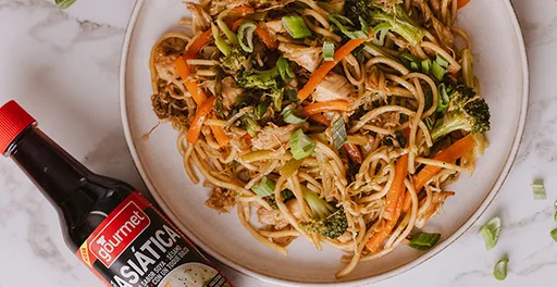 Chow mein de pollo
