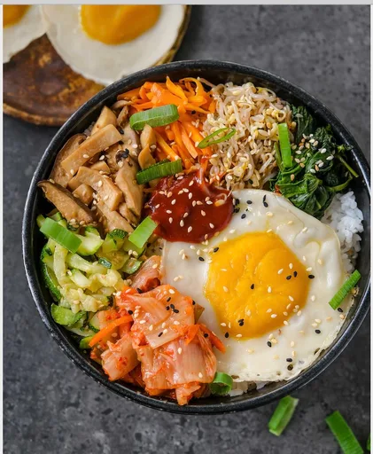 Bibimbap coreano vegano (Bol de arroz mixto) con salsa gochujang