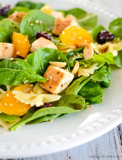 Ensalada de pasta asiática con pollo
