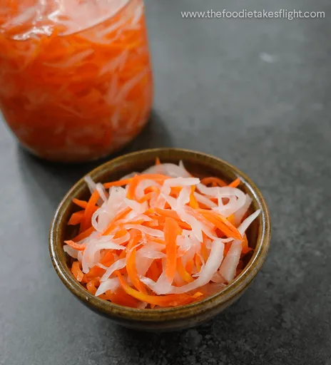 Vietnamese Pickled Daikon Radish and Carrots (Đồ Chua)